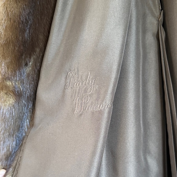 Luxurious Mink Fur Coat - Picture 3 of 8